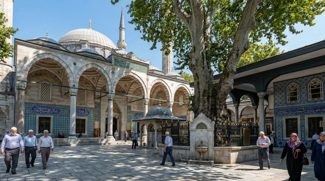 معماری تاریخی مسجد جامع ایوب سلطان و حیاط سرسبز آن در استانبول