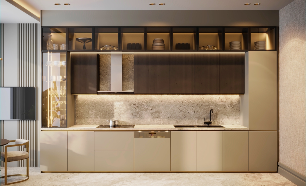 آشپزخانه مدرن و لوکس با ترکیب کابینت‌های دیواری تیره ویترینی و کابینت‌های زمینی روشن، صفحه و بین‌کابینتی سنگ مرمر و نورپردازی مخفی