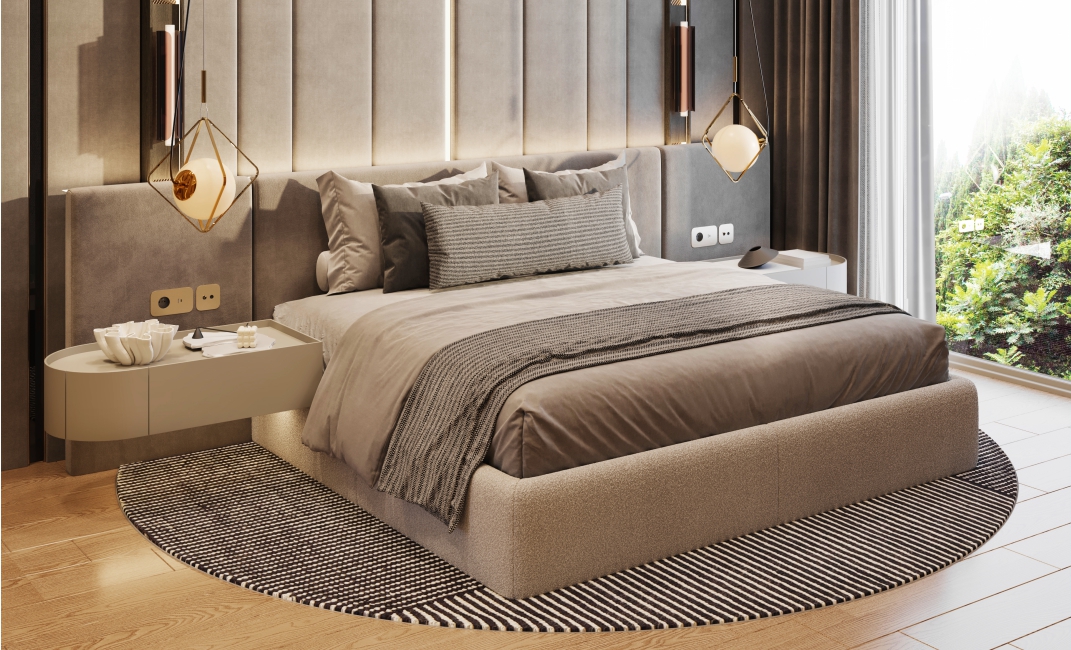 طراحی داخلی اتاق خواب مستر لوکس با تخت خواب بزرگ پارچه‌ای روی فرش گرد، دیوارپوش بالاسری، چراغ‌های آویز مدرن و پنجره‌ای رو به فضای سبز