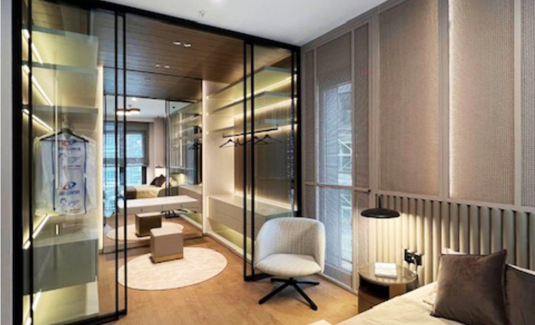 طراحی اتاق لباس (کلوزت روم) مدرن با درب‌های شیشه‌ای و نورپردازی داخلی