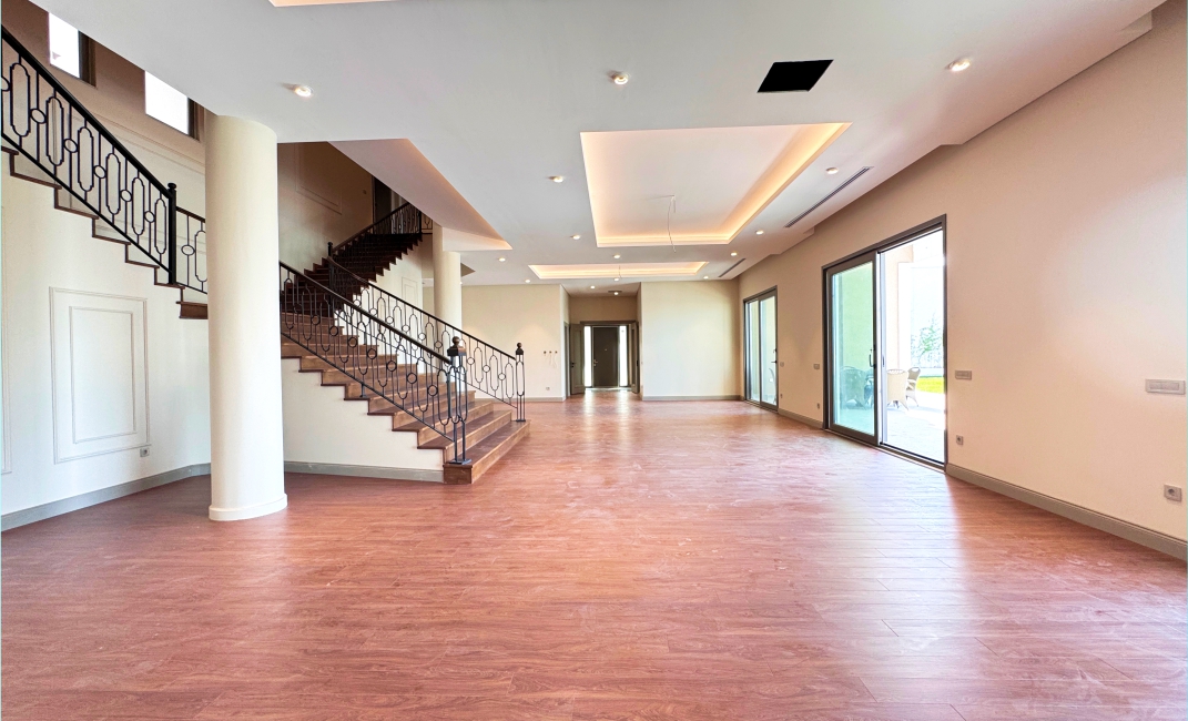 سالن ورودی مجلل با راه پله دوطرفه (دوبلکس) با نرده‌های فرفورژه و کفپوش چوبی یکدست.