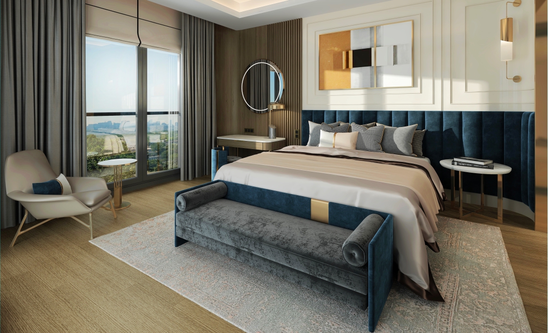 دکوراسیون اتاق خواب شیک با دیوار پشت تخت بافت‌دار، تم رنگی روشن و صندلی تک نفره آبی