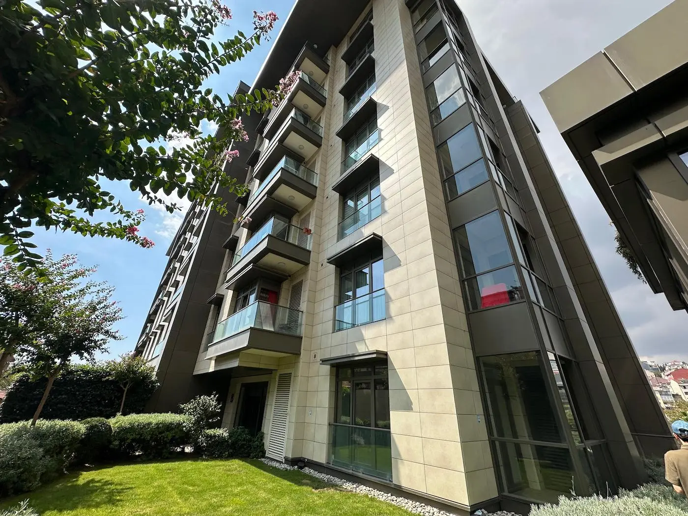 خرید آپارتمان در برجی با معماری خاص و دسترسی عالی در مرکز استانبول، بی اغلو